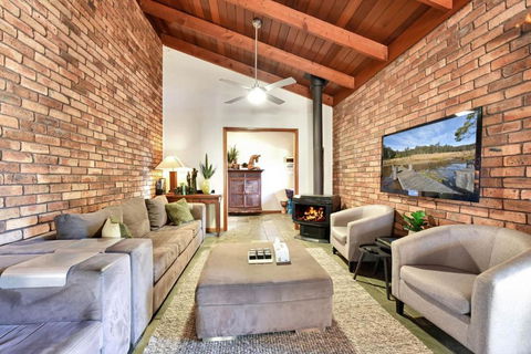 Hunter Valley Kangaroo Retreat With 60 Kangaroos - Dalby Accommodation 2