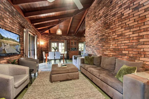 Hunter Valley Kangaroo Retreat With 60 Kangaroos - Dalby Accommodation 3