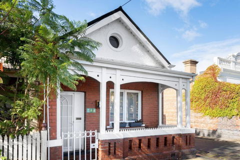 Iconic Lygon Street Home - Dalby Accommodation 2