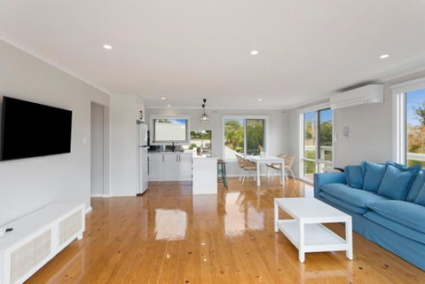 Imollu Beach House 5-Bed 2 5-Bath - Dalby Accommodation 2