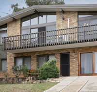 Alpine House - Views over Lake Jindabyne and the Snowy Mountains - Dalby Accommodation