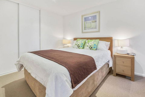 APOLLO BLUE 6 - Modern Waterfront Apartment - Dalby Accommodation 2
