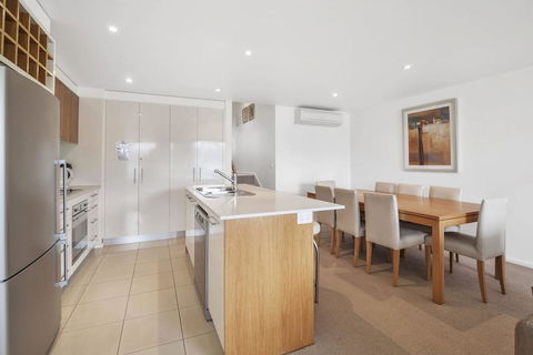 APOLLO BLUE 6 - Modern Waterfront Apartment - Dalby Accommodation 3