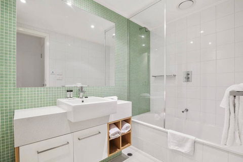 APOLLO BLUE 6 - Modern Waterfront Apartment - Dalby Accommodation 1