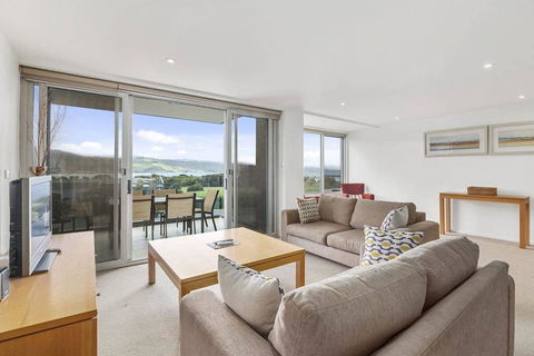 APOLLO BLUE 6 - Modern Waterfront Apartment - Dalby Accommodation 0
