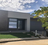Apple House Tarneit North - Dalby Accommodation