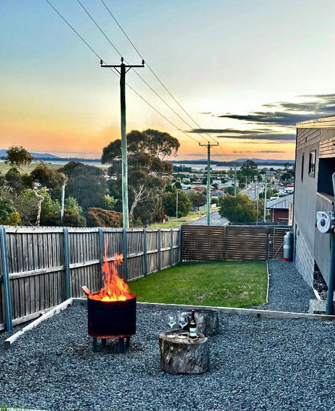 Luxurious Hobart Holiday Home With Stunning Bay Views - Affordable, Family-Friendly, And Stylish - Dalby Accommodation 2