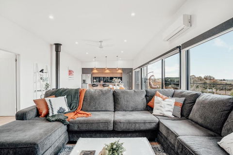Luxurious Hobart Holiday Home With Stunning Bay Views - Affordable, Family-Friendly, And Stylish - Dalby Accommodation 0