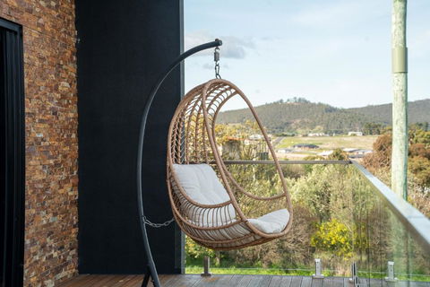 Luxurious Hobart Holiday Home With Stunning Bay Views - Affordable, Family-Friendly, And Stylish - Dalby Accommodation 1