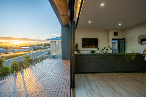 Luxurious Hobart Holiday Home With Stunning Bay Views - Affordable, Family-Friendly, And Stylish - Dalby Accommodation 3