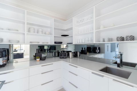 Luxury Spacious 5 Bedroom Family Modern Villa Sleeps 10 - Dalby Accommodation 3