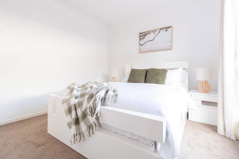 Luxury Spacious 5 Bedroom Family Modern Villa Sleeps 10 - Dalby Accommodation 2