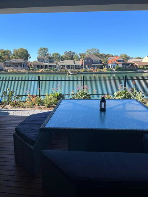 Luxury On The Lake - Dalby Accommodation 1