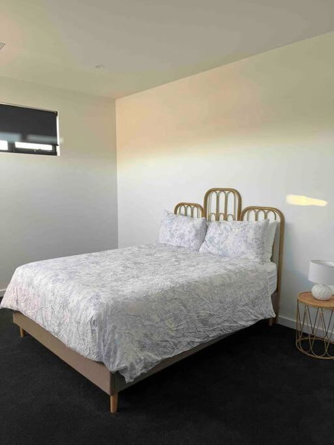 Luxury On The Lake - Dalby Accommodation 3