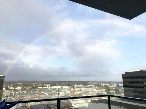 M-city Apartment - Executive Twin King Ensuites - Fully Equipped - Free Parking, Fast Wifi, Smart TV, Netflix, Complementary Drinks & Amenities - M-city Shopping Centre Clayton 3168 - Dalby Accommodation 2