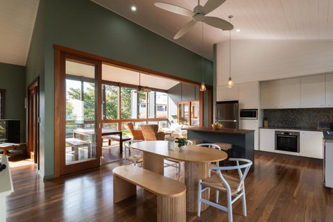 Malakai Beach House - Dalby Accommodation 2