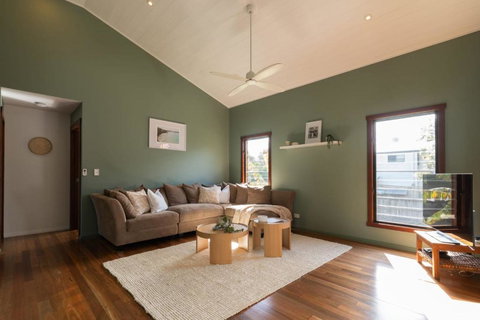 Malakai Beach House - Dalby Accommodation 3