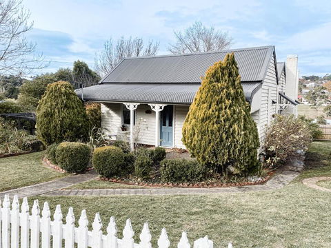 MARIGOLD COTTAGE Charming 1870s Central Daylesford Cottage - Dalby Accommodation 0
