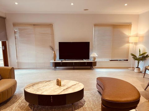MEL-Point Cook Elegant Four-Bedroom House - Dalby Accommodation 0