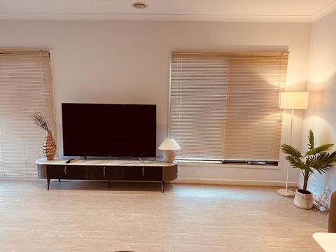 MEL-Point Cook Elegant Four-Bedroom House - Dalby Accommodation 1