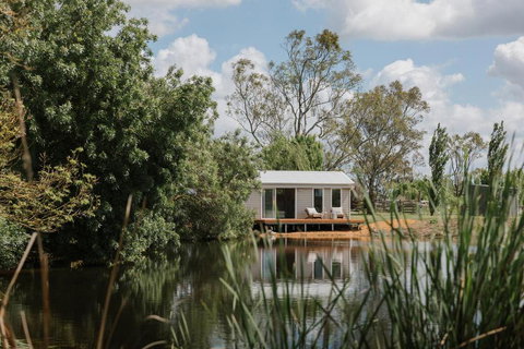 Mewburn Park Retreats - The Lakehouse - Dalby Accommodation 0