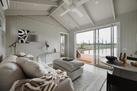 Mewburn Park Retreats - The Lakehouse - Dalby Accommodation 1