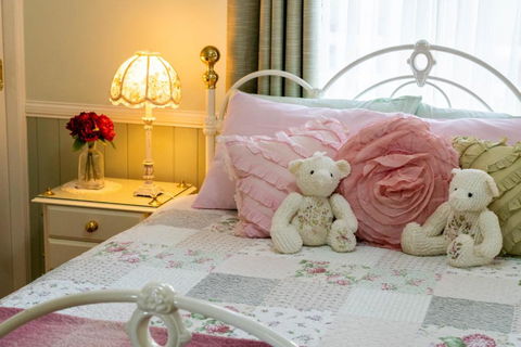 Milford Country Cottages - Dalby Accommodation 1