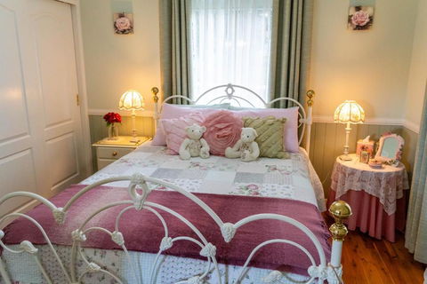 Milford Country Cottages - Dalby Accommodation 2