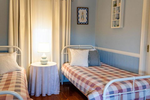 Milford Country Cottages - Dalby Accommodation 3