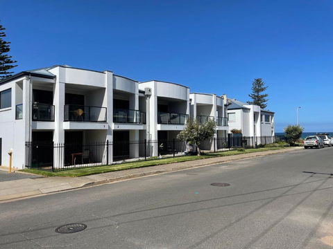 Moana Seaside Retreat - 2 Bedroom, Spa , Living Area & Pet Friendly - Dalby Accommodation 2