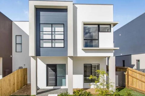 Modern Elegance Near Lakes Train Parks And Beaches - Dalby Accommodation 0