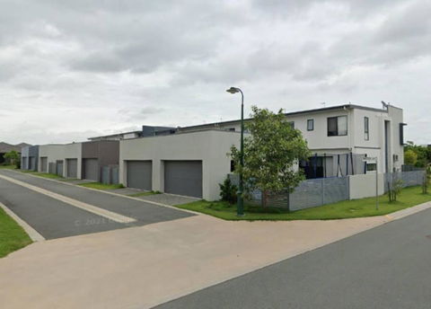 Modern Elegance Near Lakes Train Parks And Beaches - Dalby Accommodation 1