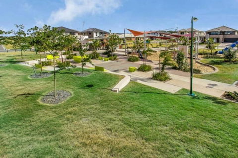 Modern Elegance Near Lakes Train Parks And Beaches - Dalby Accommodation 3