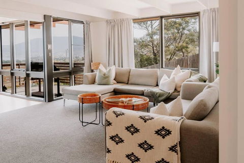 Modern Home Overlooking River - Dalby Accommodation 1