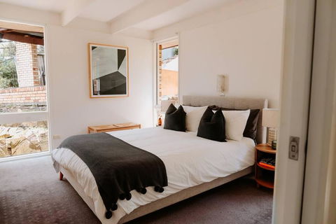Modern Home Overlooking River - Dalby Accommodation 2