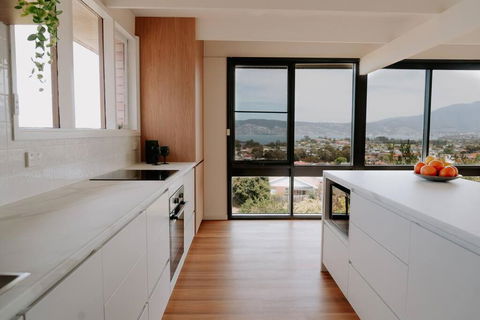 Modern Home Overlooking River - Dalby Accommodation 3