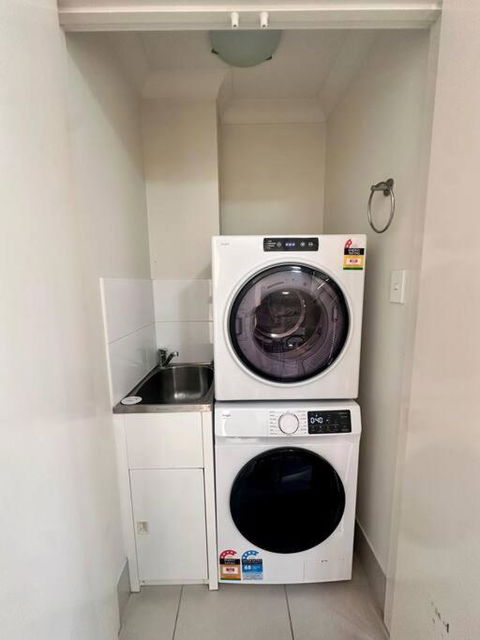 Modern Homely Townhouse With Pool Access & Free WIFI - Dalby Accommodation 2