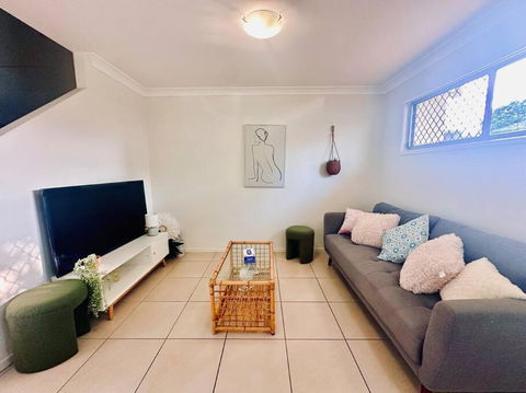 Modern Homely Townhouse With Pool Access & Free WIFI - Dalby Accommodation 3