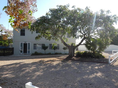 Moonta Bay Stylish Large Home 3 Min Walk From Beach And Jetty - Dalby Accommodation 2