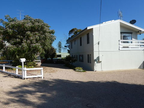 Moonta Bay Stylish Large Home 3 Min Walk From Beach And Jetty - Dalby Accommodation 1