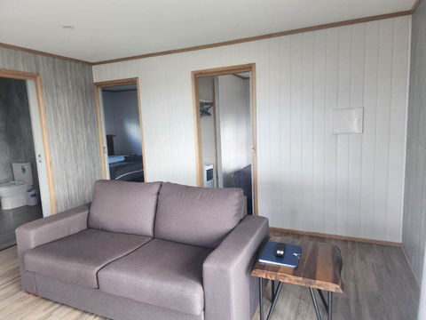 Mount Rumney Escapes - 5 Seaview Kangaroo House - Dalby Accommodation 3