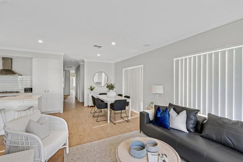 MOSS1 - Bunbury Chic Villa Retreat By The Beach - Dalby Accommodation 0