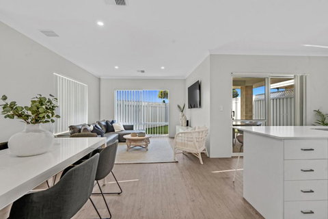 MOSS1 - Bunbury Chic Villa Retreat By The Beach - Dalby Accommodation 1