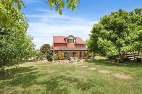 Mount Bolton Retreat - Dalby Accommodation 0