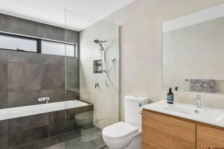 Mountain View Villa-close To Shops-10min To CBD - Dalby Accommodation 1