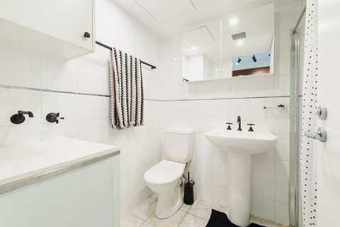 MP303 - Studio Apartment, Military Road, Cremorne - Dalby Accommodation 3