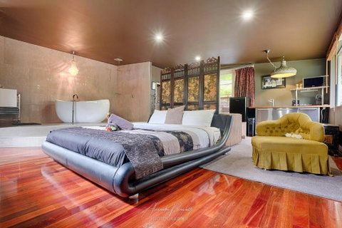 Mudstone Suites - Dalby Accommodation 0