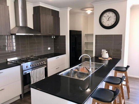 New Modern And Spacious In A Quiet Location Only 12 Min From The City - Dalby Accommodation 0