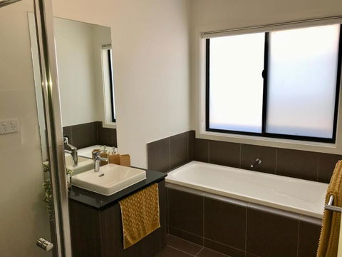 New Modern And Spacious In A Quiet Location Only 12 Min From The City - Dalby Accommodation 1