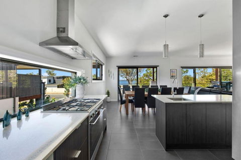 NEW - Sunrise Waters Holiday House - Dalby Accommodation 1